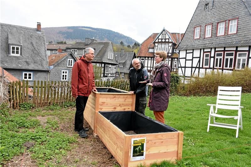 Womöglich werden es die Gemüsebeete mit der besten Aussicht in Goslar: Auf der Kirchwiese am Frankenberg präsentieren (v.li.) Pfarrer Ulrich Müller-Pontow, Günter Eickhoff und Christiane Kalbe die ersten Hochbeete. Die Kirchengemeinde lädt zum gemeinsamen Gärtnern ein – und hofft, dass viele Menschen mitmachen wollen. Aber auch andere Ideen sind gefragt – beim „Kirchenfeedback“. Foto: Kempfer
