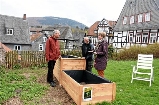Womöglich werden es die Gemüsebeete mit der besten Aussicht in Goslar: Auf der Kirchwiese am Frankenberg präsentieren (v.li.) Pfarrer Ulrich Müller-Pontow, Günter Eickhoff und Christiane Kalbe die ersten Hochbeete. Die Kirchengemeinde lädt zum gemeinsamen Gärtnern ein – und hofft, dass viele Menschen mitmachen wollen. Aber auch andere Ideen sind gefragt – beim „Kirchenfeedback“. Foto: Kempfer