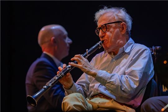 Woody Allen an der Klarinette 2023 beim  Barcelona Jazz Festival.