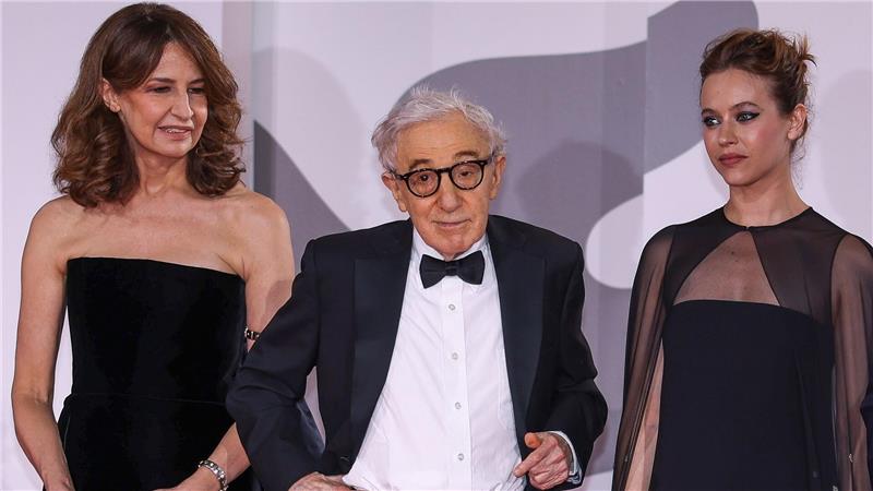 Woody Allen - hier mit Valerie Lemercier (l.) und  Lou de Laage (r.) - hat seinen 50. Film auf Französisch gedreht. (Archivbild) 