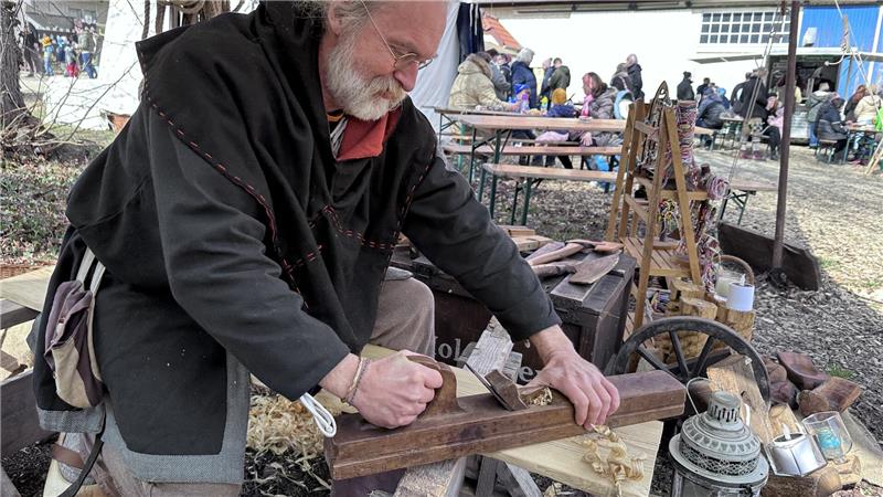 Woody bearbeitet Holz noch mit Werkzeugen, die es in dieser Form schon seit Jahrhunderten gibt.