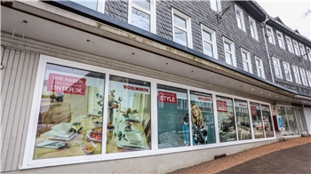 Werbung für Woolworth an der Fensterfront des Kaufhauses Harthun.