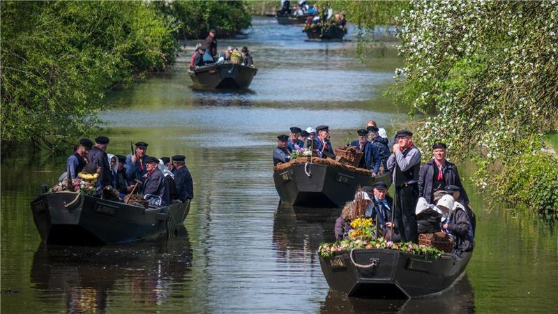 Worpswede/Bremen: Torfkahnarmada fährt alle drei Jahre über die Kleine Wümme zur Hansestadt