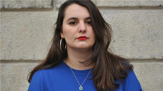 Wortwerkerin Jonë Zhitia liest im Hof-Forum.