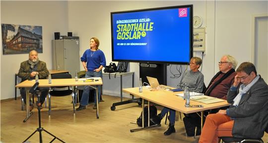 Worum geht es beim aktuell laufenden Bürgerbegehren gegen eine städtische Beteiligung der Stadt am Bau einer Stadthalle im Pfalzquartier? Moderator Rüdiger Herzog leitet die Runde mit den Referenten Katrin Tober, Anke Berkes, Dieter Engelhard und Uwe Vater (v.l.), die zu einzelnen Aspekten Stellung nehmen. Foto: Heine