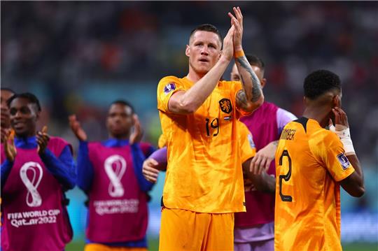 Wout Weghorst (M) von den Niederlanden klatscht nach dem Spiel.