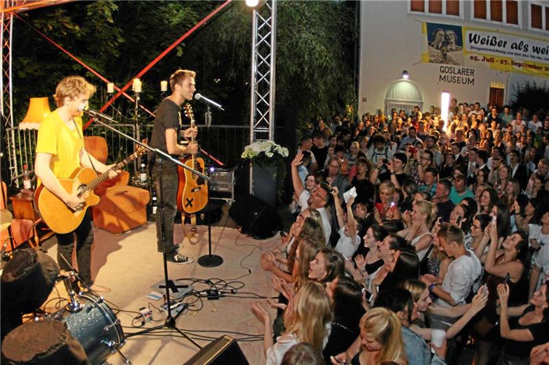 „Wow, schön, dass ihr da seid.“ Clueso begrüßt gestern gegen 22.20 Uhr mit Gitarrist Tim Neuhaus (li.) sein Publikum auf dem Museumsufer.  Foto: Epping