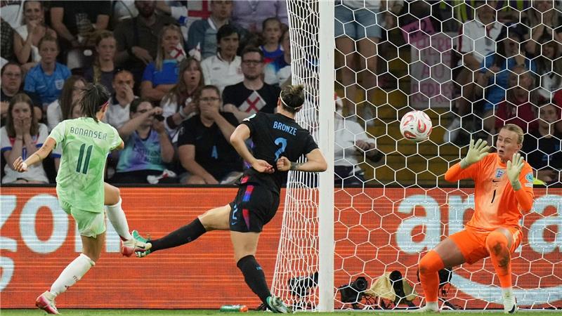 Italien vergießt Tränen nach dramatischem Doppel-K.o. Wuchtiger Schuss: Barbara Bonansea trifft zum 1:0 für Italien.