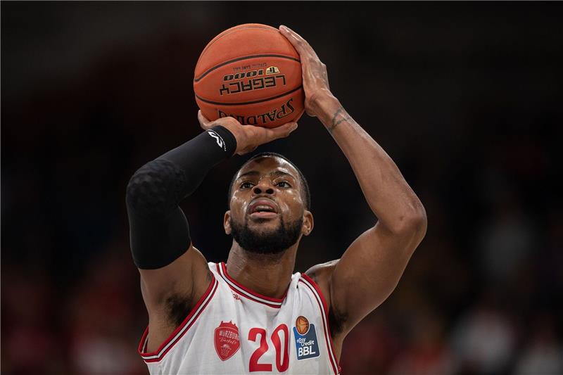 BBL-Aufsteiger Vechta verpflichtet US-Amerikaner Williams Würzburgs Xeyrius Williams wirft den Ball.