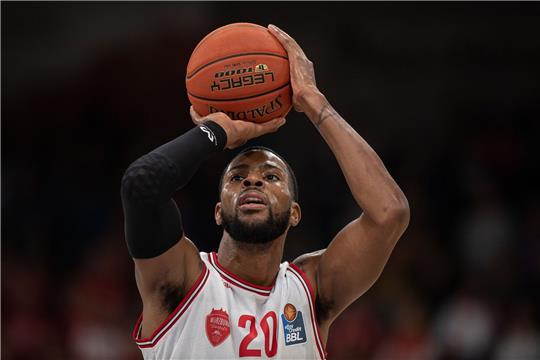 Würzburgs Xeyrius Williams wirft den Ball.