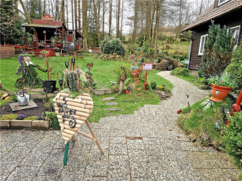 Altenauer Bürger wollen dem Herzweg Leben einhauchen Würzel und Herzen so weit das Auge reicht: Die Mahlkes inspirieren mit ihrem Garten. Foto: Knoke