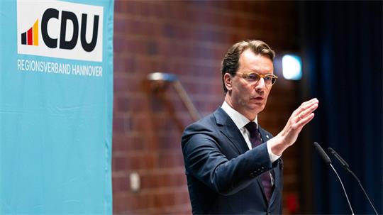 Wüst wirbt für eine neue Arbeitsgruppe, die den weiteren Umgang mit der AfD prüfen soll.
