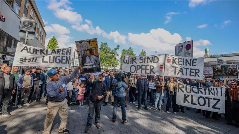 Gelsenkirchener Millionen-Coup: Erste Klagen starten Wütender Protest von Sparkassenkunden Anfang Mai. Jetzt beginnt die juristische Aufarbeitung des Millionen-Einbruchs. (Archivfoto)
