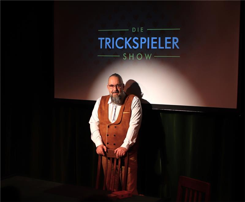 Wunderkammerchef Marco Assmann als Magier und Trickspieler. Foto: U. Kammer