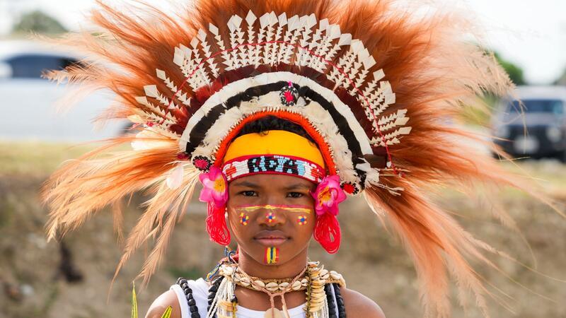 Wundervoller Kopfschmuck: Ein junger Tänzer aus Papua-Neuguinea mit traditionellem Kopfschmuck und bemaltem Gesicht bereitet sich auf die Ankunft von Papst Franziskus am Jackson International Airport in Port Moresby, Papua-Neuguinea vor.