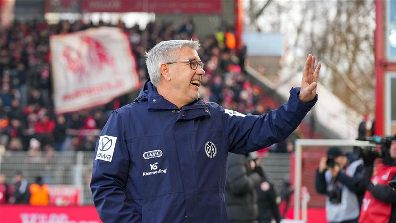 Bittere Bayer-Pleite gegen VfB - Remis bei Fischer-Rückkehr Wurde bei seiner Rückkehr herzlich empfangen: Urs Fischer