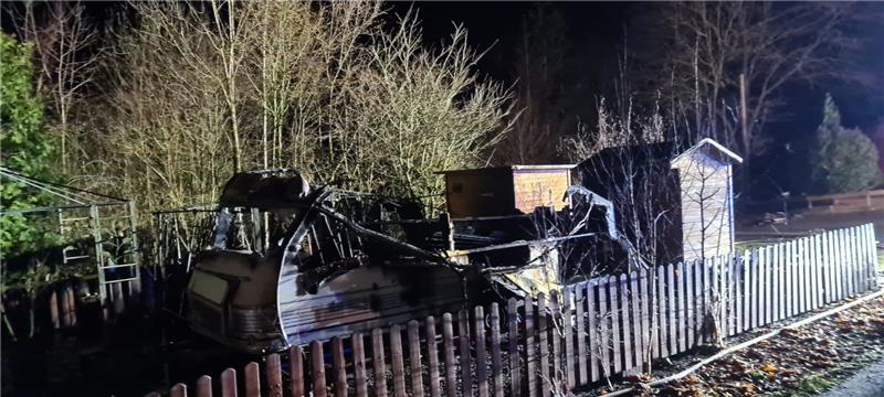 Derneburg: Feuerteufel auf dem Campingplatz? Wurde der Wohnwagen angezündet? Foto: Feuerwehr Holle