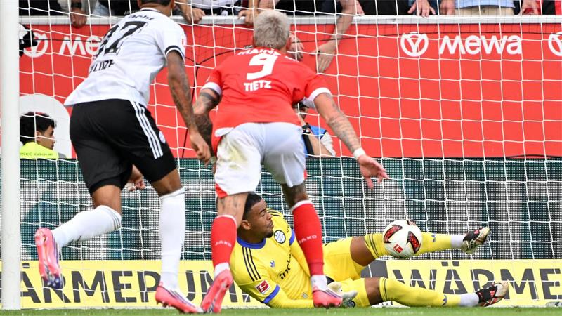 Frankfurt bejubelt zweiten Derby-Sieg in Mainz Wurde seinem Ruf als Elfmeterkiller gerecht: Noah Atubolu.