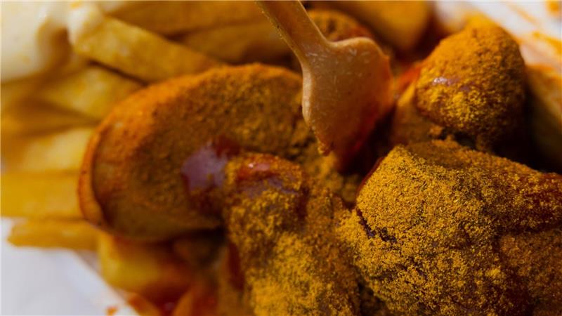 Nicht Berlin! Duisburg will Geburtsort der Currywurst sein Wurst, Tomatensauce, englisches Curry: In „Peter Pomm’s Pusztetten-Stube“ wird Currywurst immer noch genauso zubereitet wie vor fast 90 Jahren.