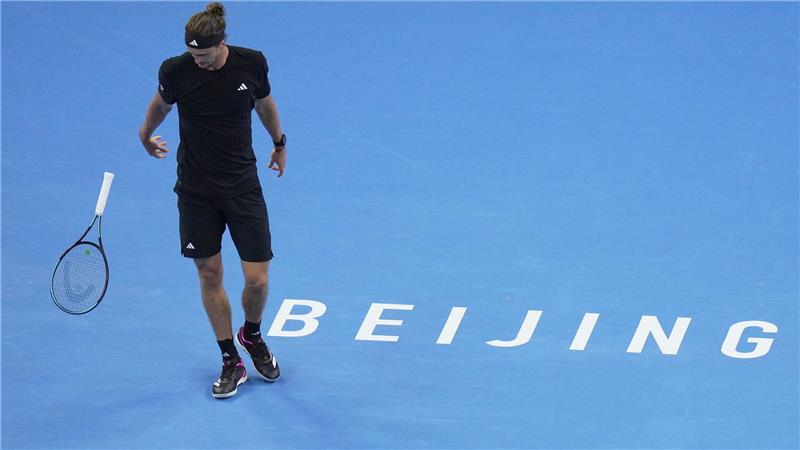 Bilder des Tages Wut-Ausbruch: Zverev wirft Schläger im China-Open-Viertelfinale gegen Medwedew