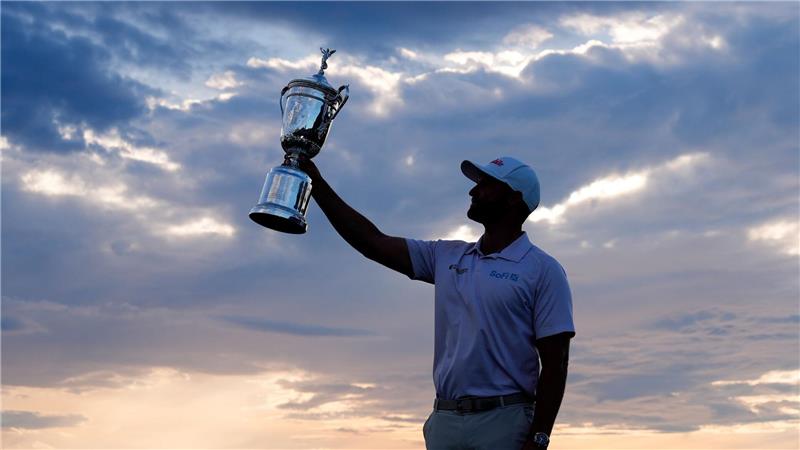 Wyndham Clark präsentiert stolz die Trophäe. 