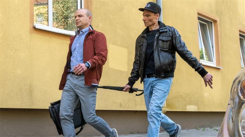 Hannoveraner Quecksilber-Attacke bei "Aktenzeichen XY": Gibt es neue Hinweise? XY-Szenenfoto: Ein Unbekannter attackiert Christoph Bulwin mit einer im Regenschirm versteckten Spritze, gefüllt mit einer speziellen Quecksilberlösung. Quelle: ZDF