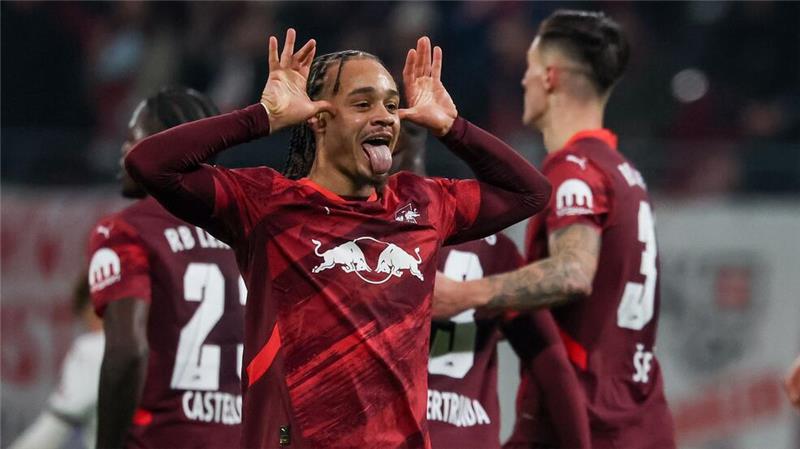 Sesko und Simons zaubern: Leipzig siegt in Unterzahl Xavi Simons jubelt nach seinem Tor zum 2:0.