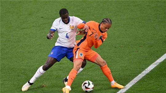 Xavi Simons (r) und die Niederländer trennten sich von den Franzosen um Dayot Upamecano torlos.