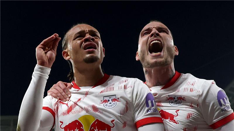 Xavi Simons richtet seinen Jubel gegen die RB-Fans.
