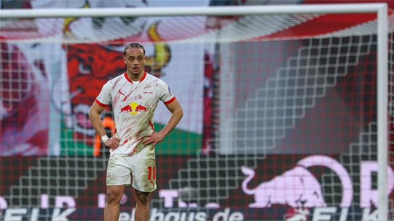 Leipzig nur noch ratlos - Sportchef ohne Statement zu Rose Xavi Simons steht mit leerem Blick auf dem Platz.