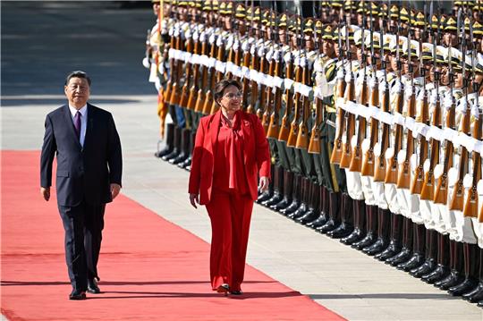 Xi Jinping, Präsident von China, und Xiomara Castro, Präsidentin von Honduras, inspizieren die Ehrengarde während einer Begrüßungszeremonie vor der Großen Halle des Volkes.