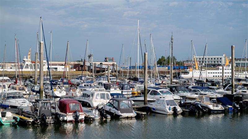 Yachthafen in Norddeich: Im ersten Halbjahr sank die Zahl der Übernachtungen von Touristen in Niedersachsen leicht. (Symbolbild)