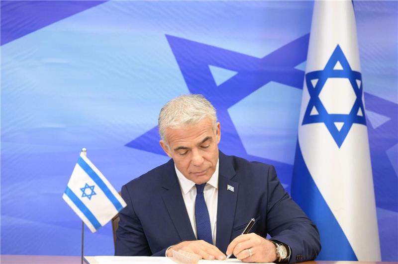 Yair Lapid, Premierminister von Israel, unterzeichnet das Seeabkommen zwischen Israel und Libanon.