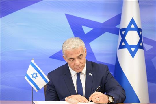 Yair Lapid, Premierminister von Israel, unterzeichnet das Seeabkommen zwischen Israel und Libanon.