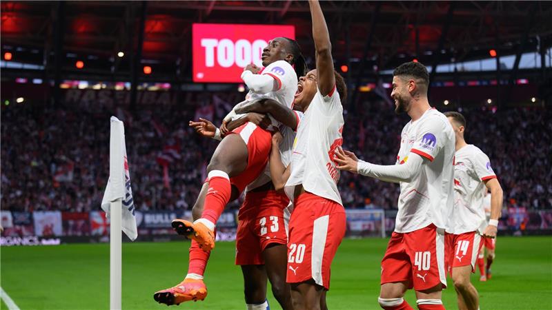 Leipzig schafft mit Sieg gegen Stuttgart einen Startrekord Yan Diomande (l-r), Castello Lukeba, Assan Ouédraogo und Romulo jubeln nach dem 1:0.