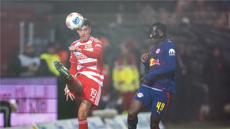 Wieder ein Sieg unter Flutlicht: Union überrascht RB Leipzig Yan Diomande (r) von RB Leipzig hatte früh die Chance zur Führung.