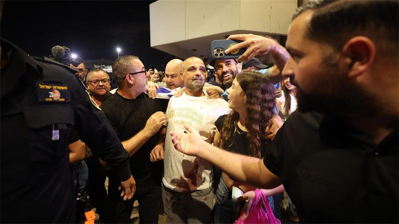 Netanjahu würdigt angegriffenen Piloten: „ein wahrer Held“ Yaniv Hayun gehörte zu den Männern, die an Bord des Flugzeugs eingriffen.