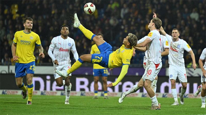 Yann Sturm von der Eintracht Braunschweig schießt per Fallrückzieher beim Spiel gegen Holstein Kiel.