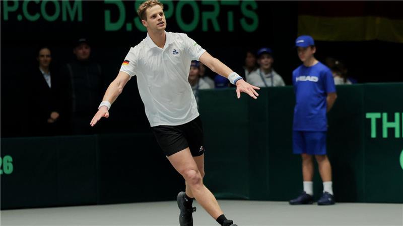 Davis-Cup-Doppel sichert Sieg kurios - „Haben angetäuscht“ Yannick Hanfmann ließ sich nach seinem Einzelsieg am Freitag feiern.