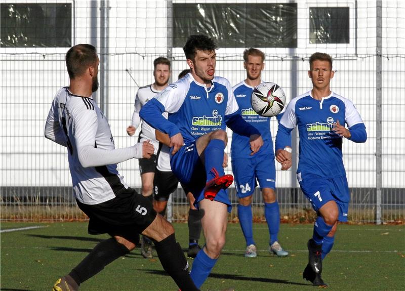 Yannik Frank schießt den GSC zum Derbysieg Yannik Frank (Mitte) schießt den Goslarer SC 08 zum Derbysieg gegen den SV Rammelsberg. Kurz vor Schluss erzielt er den entscheidenden Treffer zum 2:1. Foto: Epping