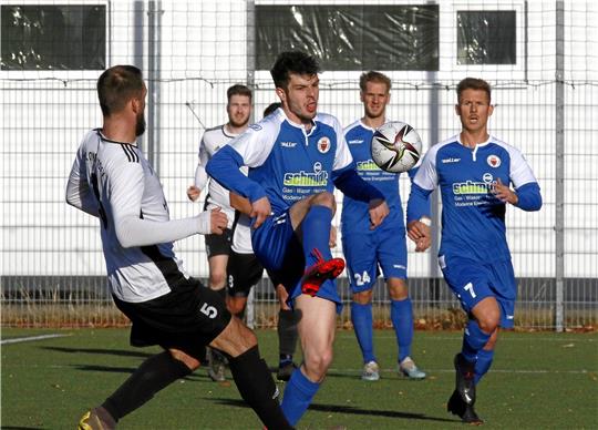 Yannik Frank (Mitte) schießt den Goslarer SC 08 zum Derbysieg gegen den SV Rammelsberg. Kurz vor Schluss erzielt er den entscheidenden Treffer zum 2:1.  Foto: Epping