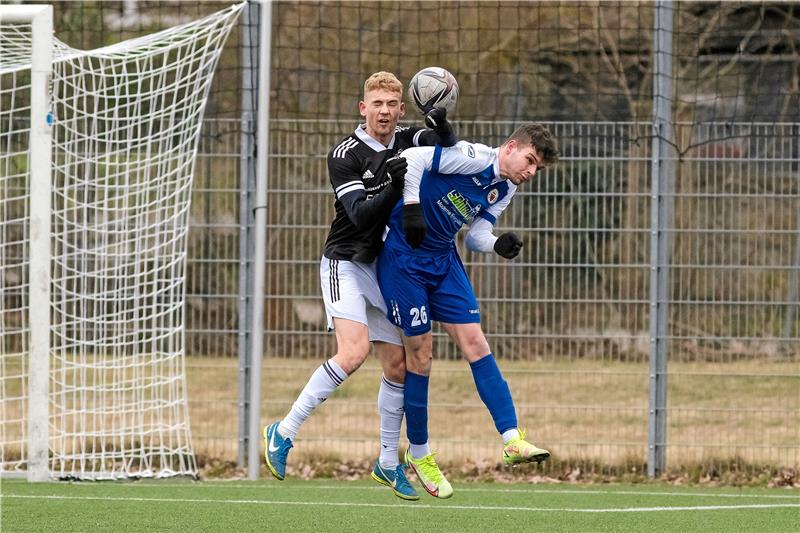 Zwei Freistöße knacken den Goslarer SC 08 Yannik Frank (re.) und der Goslarer SC 08 hängen sich gegen Aufstiegskandidat Germania Bleckenstedt rein, kassieren aber eine 0:3-Niederlage. Foto: Drechsler