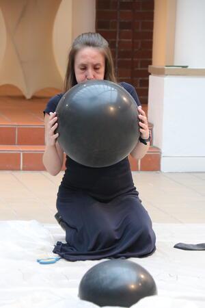 Yaryna Shumska arbeitet mit Luftballons und Wasserbomben.