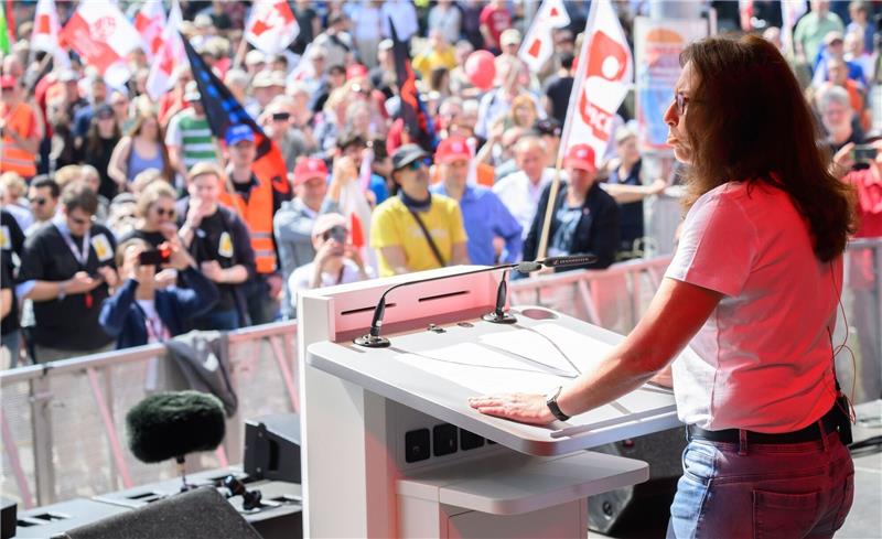 Yasmin Fahimi, DGB-Vorsitzende, spricht bei der Hauptkundgebung des Deutschen Gewerkschaftsbundes (DGB) zum 1. Mai.