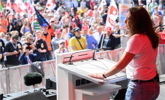 Yasmin Fahimi, DGB-Vorsitzende, spricht bei der Hauptkundgebung des Deutschen Gewerkschaftsbundes (DGB) zum 1. Mai.