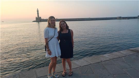 Yasmin Wloch (l.) während ihres Besuchs auf Kreta gemeinsam mit Mary Apokoroniotaki, der sie vermutlich das Leben gerettet hat. Auch ein Gegenbesuch ist bereits geplant: Wenn Wloch im Mai ihren Verlobten heiratet, dann kommen die Griechen für mehrere Tage nach Deutschland. Foto: Privat