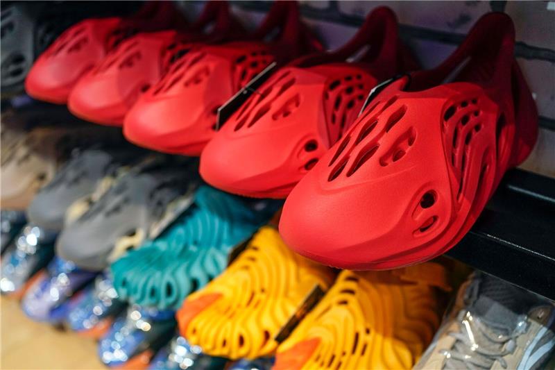 Adidas: Millionenschwerer Abverkauf der Kanye-West-Ware «Yeezy»-Schuhe von Adidas werden in einem Sneaker-Wiederverkaufsladen ausgestellt.