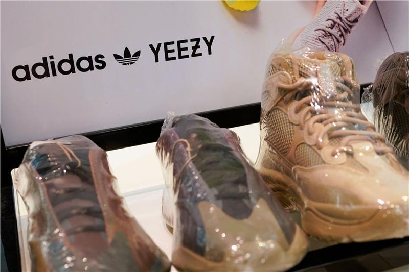 Adidas will Kanye-West-Produkte verkaufen und Geld spenden Yeezys von Adidas sind in einem Sneaker-Wiederverkaufsladen ausgestellt.