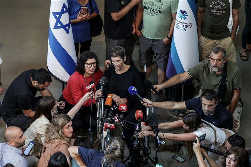 Geisel nach Freilassung: „Ich bin durch die Hölle gegangen” Yocheved Lifschitz (M), eine der von der Hamas freigelassenen Geiseln, spricht einen Tag nach ihrer Freilassung.