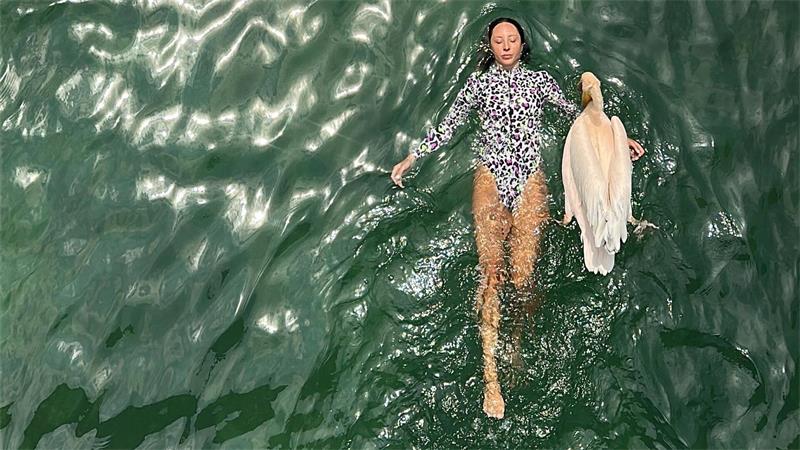 Yoga-Lehrerin Alik Ohanian ist eng mit dem Pelkian verbunden. Sie gehen regelmäßig zusammen schwimmen.